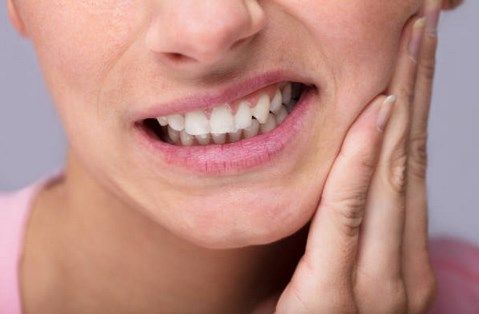 Почему болит мертвый зуб