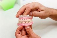 Как ухаживать за съемными зубными протезами